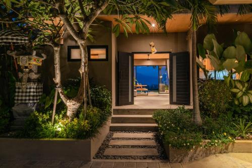 a house with a front door with a view of the ocean at Villa Bula in Umeanyar