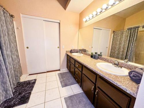 Et badeværelse på Spacious 4BR Fam Retreat King Bed WIFI And Parking