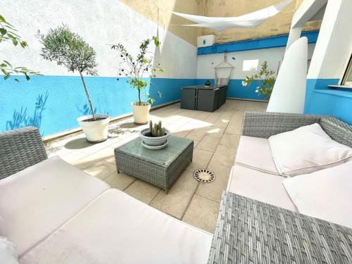 une terrasse avec un canapé, une table et des plantes dans l'établissement La Terrasse des Capucins, à Marseille