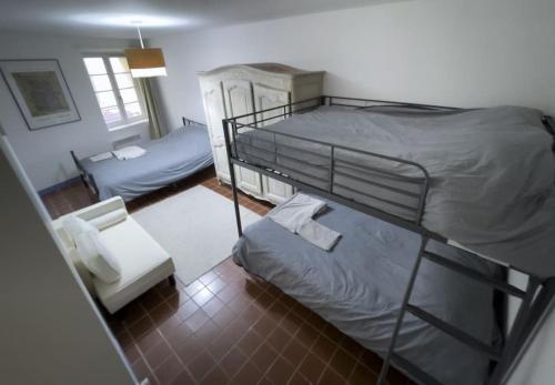 Cette chambre comprend 2 lits superposés et une chaise. dans l'établissement La Terrasse des Capucins, à Marseille