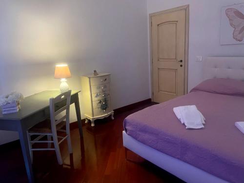 a bedroom with a bed and a desk with a lamp at Sunshine in Sanfatucchio