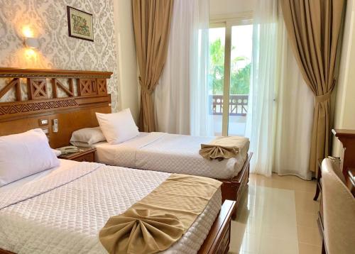Postel nebo postele na pokoji v ubytování Teba Hotel Ras Elbar