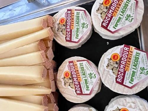 Un grupo de sándwiches y bocadillos envueltos en una bandeja. en Hôtel Les Vieilles Tours Rocamadour, en Rocamadour