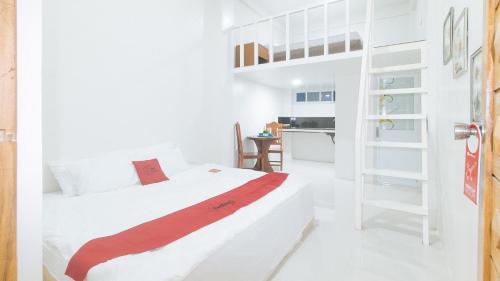 Postel nebo postele na pokoji v ubytování RedDoorz at Alaminos Pangasinan