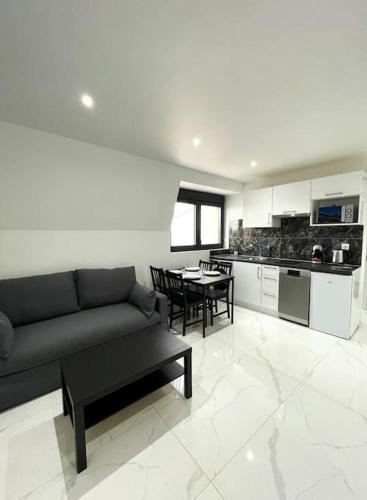 Moderne F2 proche ORLY, Paris