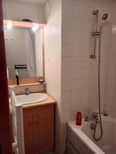 une salle de bain avec un lavabo, une baignoire et une douche dans l'établissement Terrasses F 104 PARC NAT VANOISE appart 6 pers, à Termignon