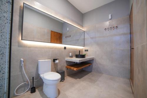 Ванная комната в Ubu Villa Amara in North Yogyakarta