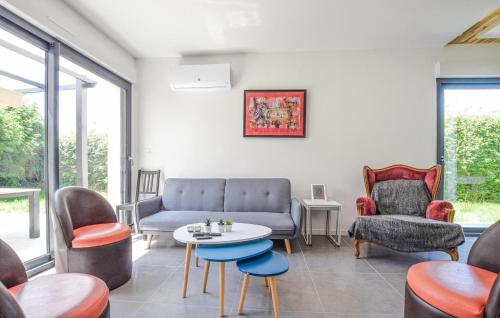 Χώρος καθιστικού στο Lovely Home In Grentheville With Wifi
