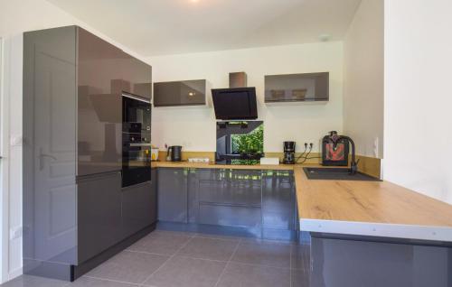 une cuisine avec un comptoir en bois dans une pièce dans l'établissement Lovely Home In Grentheville With Wifi, à Grentheville