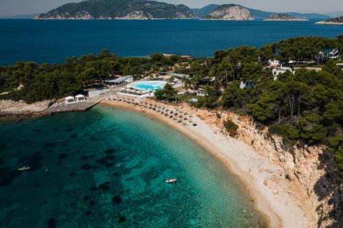 z powietrza widok na plażę i ocean w obiekcie Marpunta Resort, Santikos Collection w mieście Patitiri