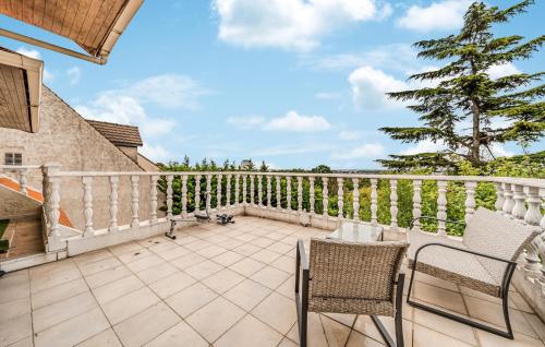 Μπαλκόνι ή βεράντα στο Beautiful Home In Pierrefitte-Sur-Seine