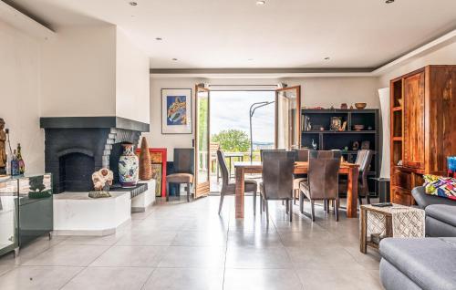 un salon avec une table et une cheminée dans l'établissement Beautiful Home In Pierrefitte-Sur-Seine, à Pierrefitte-sur-Seine