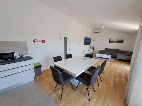 Spacious Top Floor Apartment with 3 BDR & Balconies