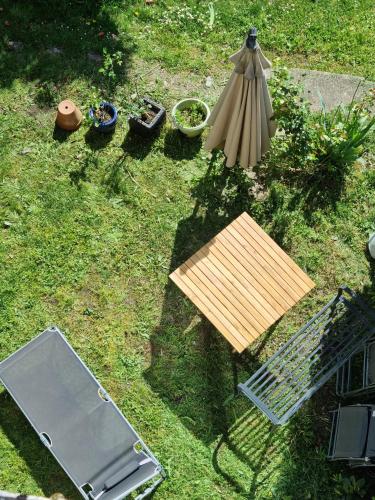 une vue aérienne d'une table et d'un gril dans l'herbe dans l'établissement Château d'Uriage - Duplex avec terrasse privative, à Saint-Martin-dʼUriage