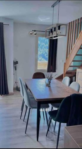 une salle à manger avec une table et des chaises en bois dans l'établissement 3P en Duplex à Isola 2000, 6-8 personnes, à Isola 2000