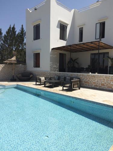 une villa avec piscine devant une maison dans l'établissement Villa Bohèmia, à Essaouira