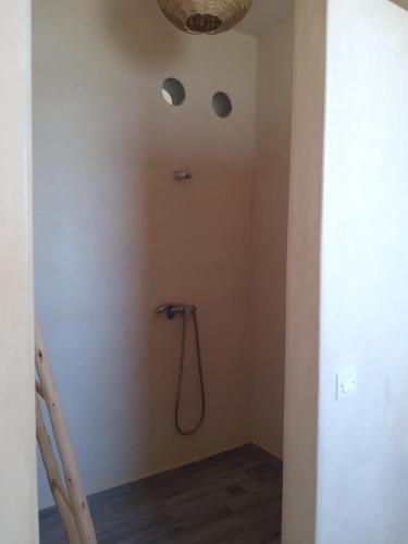 - une salle de bains avec douche dans l'angle de la chambre dans l'établissement Villa Bohèmia, à Essaouira