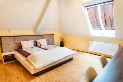 Postel nebo postele na pokoji v ubytování Dvorec Trebnik - SOBE