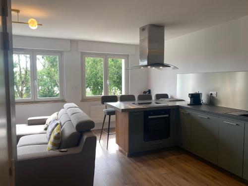 - une cuisine avec un canapé et une table dans l'établissement Au Petit Thalassa, à Boulogne-sur-Mer