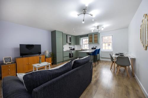 a living room with a couch and a dining room at Stunning 3BR, Free Parking, near Town Center, Long term discoun in Reading