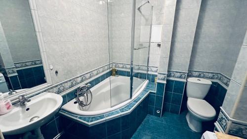 a bathroom with a tub and a sink and a toilet at Apartament Rodzinny Nad Morzem, Gdynia in Gdynia