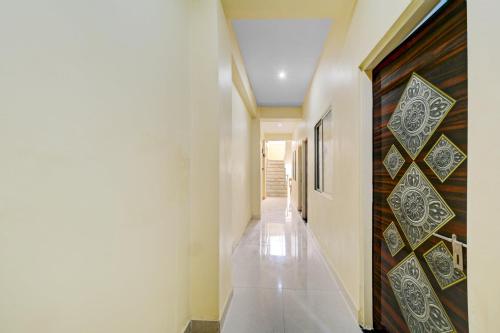 un pasillo de una casa con en Hotel O Home Trimurti guest house, en Guwahati