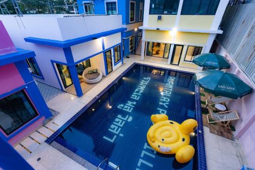 an overhead view of a swimming pool with a large inflatableitatingitatingitatingitating at Talay Pool Villa Jomtien in Jomtien Beach