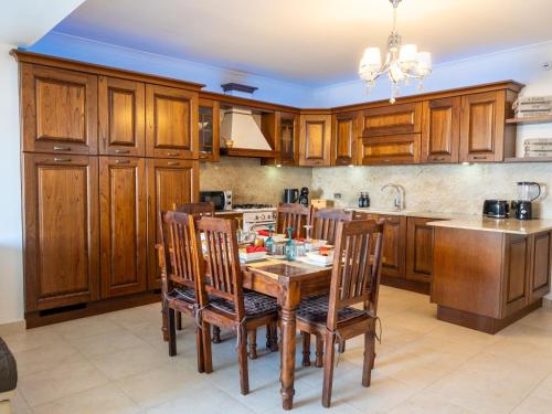 Kuchyň nebo kuchyňský kout v ubytování KIMRAY Boutique Apartment - Indulge in Comfort, Embrace Tranquility