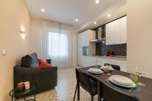 ボローニャにあるCasa DAURA - Your comfortable apartment in Bologna - Parkingのリビングルーム(ダイニングテーブル付)、キッチン