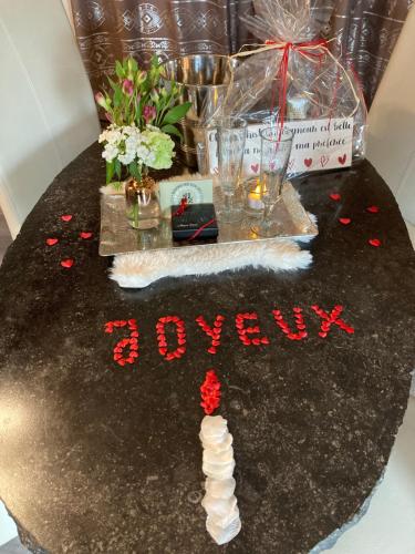 a table with flowers and glasses and the words okay at Le Nid d'Ange in Ohey