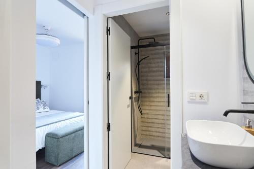 a bathroom with a tub and a sink and a bed at La Carrera 7 - Baños Árabes - Parking sujeto a disponibilidad in Jaén
