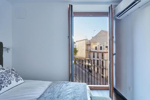 a bedroom with a bed and a balcony with a view at La Carrera 7 - Baños Árabes - Parking sujeto a disponibilidad in Jaén