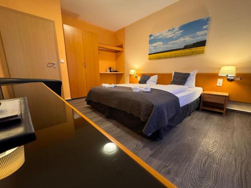 a hotel room with a large bed in it at Hotel am Tierpark in Güstrow