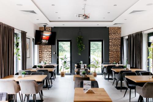 Restaurace v ubytování RABA RESORT - Domki i Apartamenty pod Krakowem