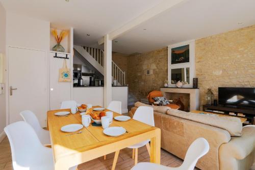 un salon avec une table et un canapé dans l'établissement Duplex joliment décoré et sa cour ensoleillée, à Saint-Martin-de-Ré