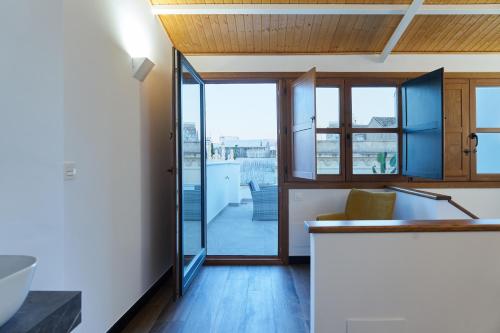 a kitchen with a large glass door leading to a balcony at La Carrera 7 - Castillo - Parking sujeto a disponibilidad in Jaén