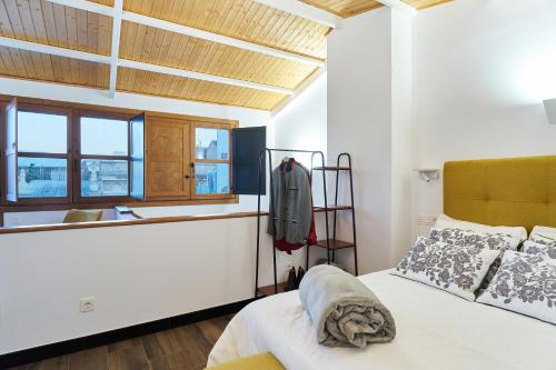 a bedroom with a bed and a window at La Carrera 7 - Castillo - Parking sujeto a disponibilidad in Jaén