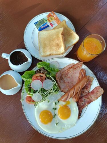 メーリムにあるジルン ヘルス ビレッジの卵、トーストを含む朝食用の食品