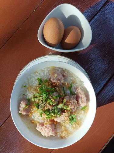 メーリムにあるジルン ヘルス ビレッジのテーブルの上に卵が入った2つのボウル