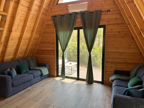 Posezení v ubytování Mountain Glamping Cabin With Kids Playground and Pool