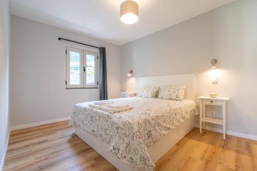 Giường trong phòng chung tại Casas das Hortas, Apartamento Vista Serra e Mar