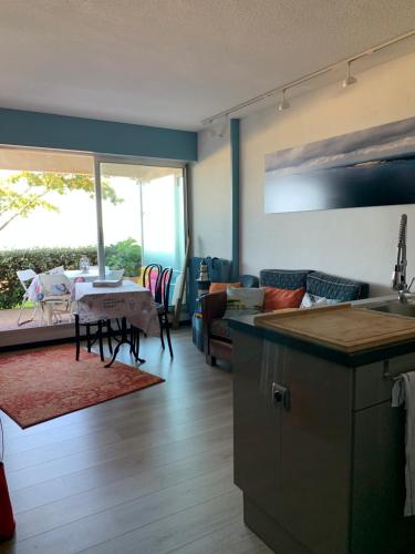- une cuisine et un salon avec vue sur une table dans l'établissement Arcachon bord de plage, à Arcachon