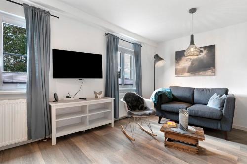 a living room with a couch and a tv at Zur Stadtmama in Endingen