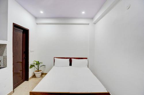 Postel nebo postele na pokoji v ubytování Hotel O Apno Ghar