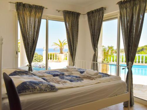 une chambre avec un lit avec vue sur l'océan dans l'établissement Ferienhaus Lei Sambro, familienfreundlich, Pool und toller Meerblick, ruhig gelegen, à Saint-Aygulf