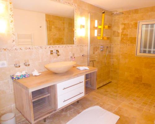 une salle de bain avec un lavabo et une douche dans l'établissement Ferienhaus Lei Sambro, familienfreundlich, Pool und toller Meerblick, ruhig gelegen, à Saint-Aygulf