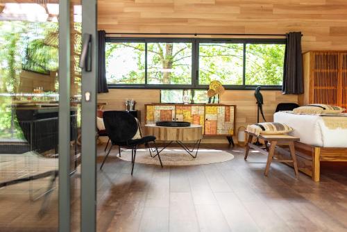 un salon avec un canapé et une table dans l'établissement Ségala & Spa, à Naucelle