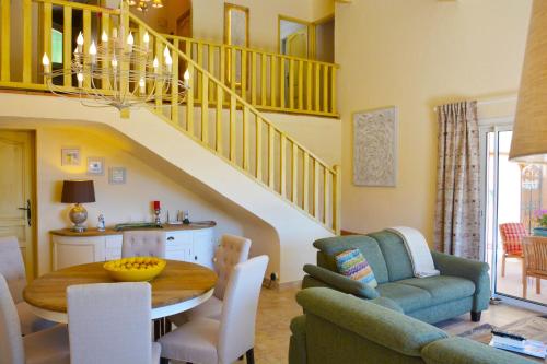 un salon avec une table et un canapé dans l'établissement Provenzalisches Haus La Grenouille - Terrasse mit Meerblick und privatem Pool by Riviera HomeLife, aux Issambres