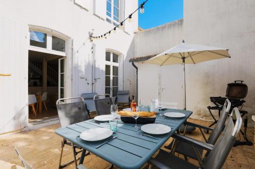 Duplex joliment décoré et sa cour ensoleillée