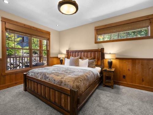 Un dormitorio con una cama grande y una ventana en Snowed Inn - Meredith Lodging, en Government Camp